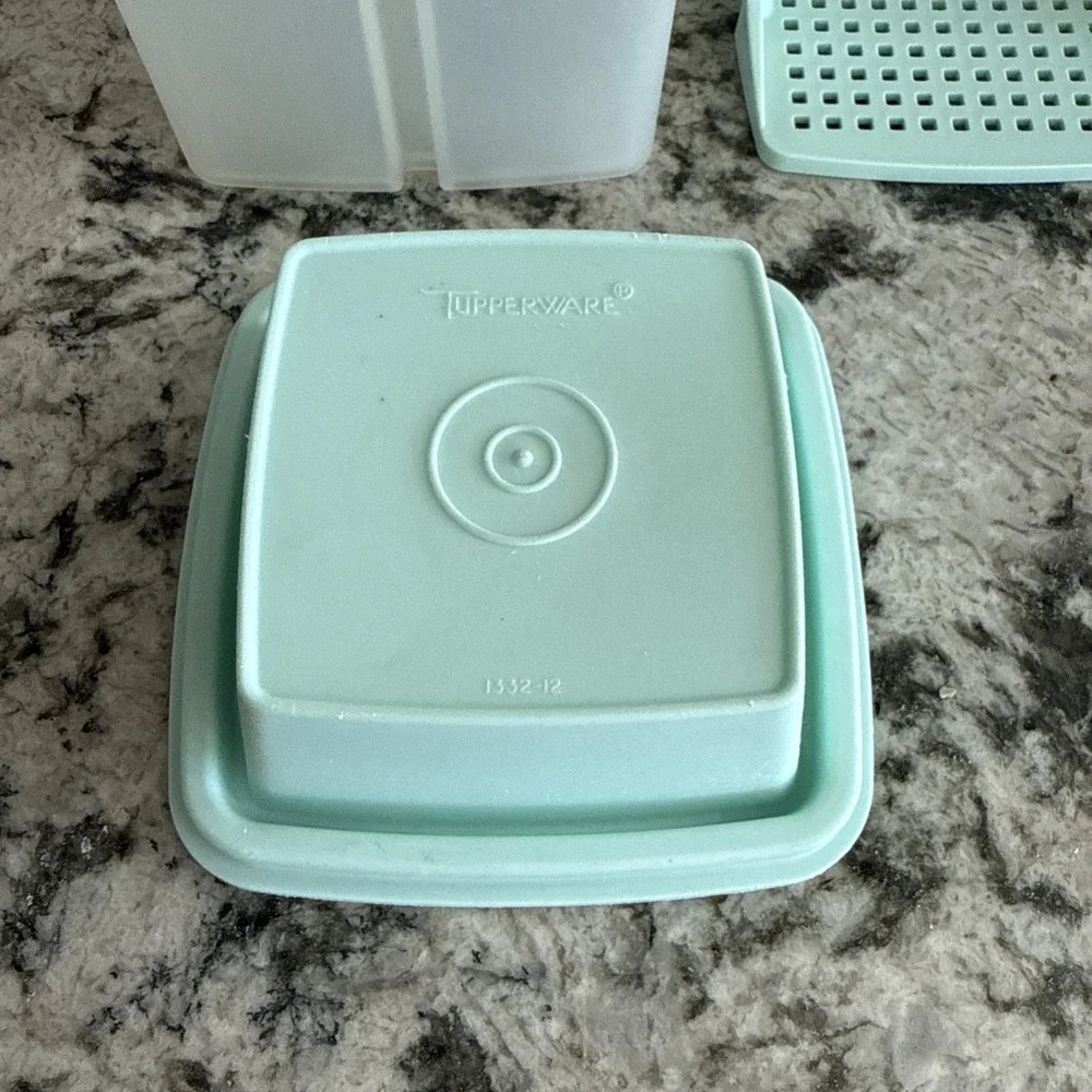 TUPPERWARE Pick A Deli Pickle Sm Keeper Container Mint Seal Lift Drain 4 1/2 Cup